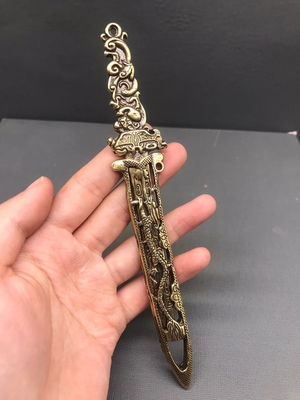 Ancient Chinese pure copper dragon dagger hand-carved exquisite shape can be collected 