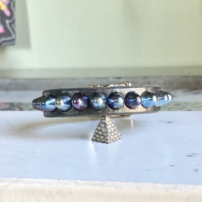 1-row blue-razz short british stud wristband